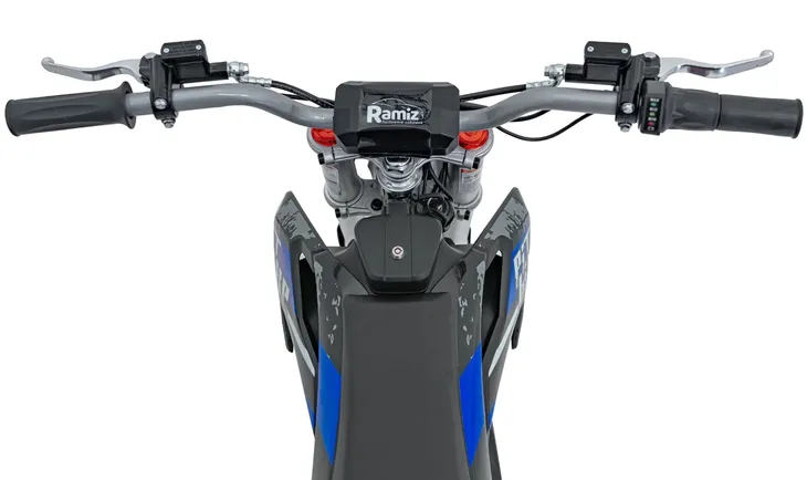 motor-pit-bike-niebieski-na-akumulator-dla-dzieci-gratisy-pojemnosc-akumulatora-10-mah