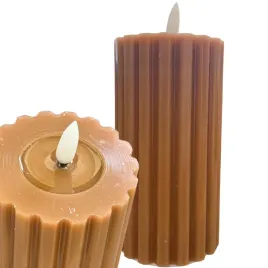 brazowa-swieca-woskowa-z-plomieniem-led-ryflowana-na-baterie-elegancka