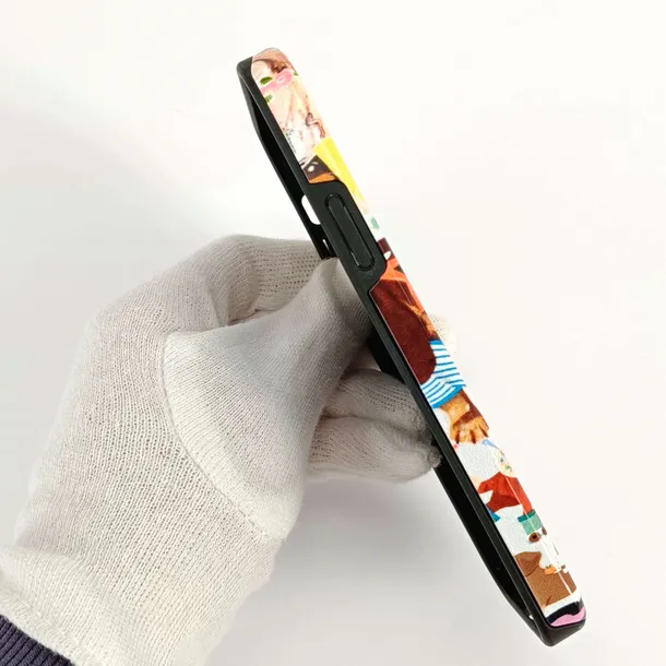 etui-iphone-12-mini-material-tworzywo-sztuczne