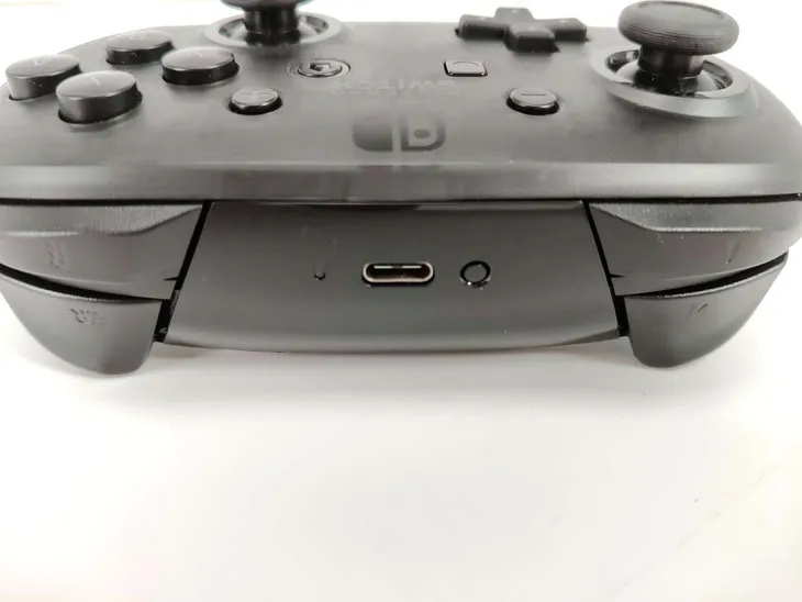 pad-bezprzewodowy-do-konsoli-nintendo-switch-pro-controller-czarny-zlacza-usb