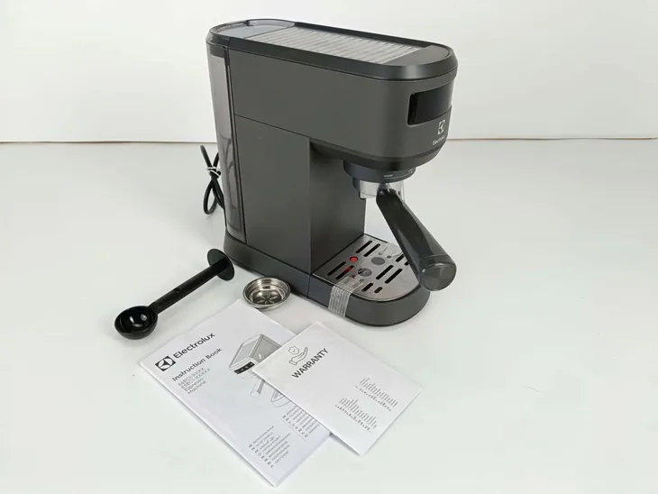 ekspres-kolbowy-electrolux-e6ec1-6bst-1250w-marka-electrolux