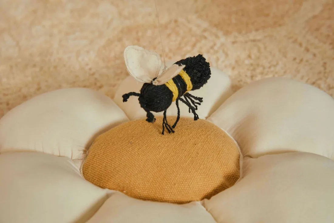 lorena-canals-poduszka-mala-stokrotka-planet-bee-35cm