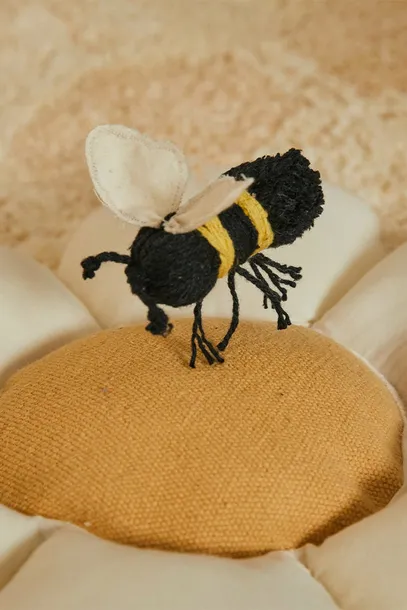 lorena-canals-poduszka-mala-stokrotka-planet-bee-35cm-kolor-bialy