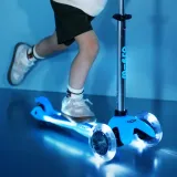 micro-hulajnoga-mini-deluxe-glow-plus-arctic-blue-dlugosc-podestu-30-cm