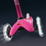 micro-hulajnoga-mini-deluxe-pink-led-rodzaj-trojkolowa