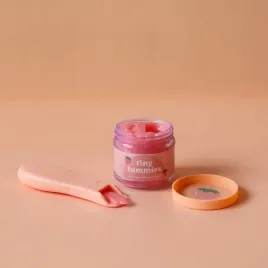 tiny-harlow-zestaw-tiny-tummies-magiczny-sloiczek-i-lyzeczka-truskawka