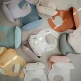 mushie-sliniak-silikonowy-dinosaurs-stan-nowy-zapiecie-guziki