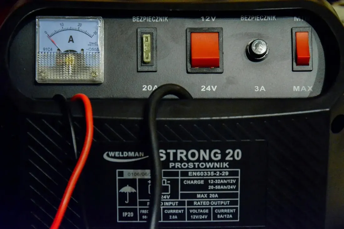 prostownik-weldman-strong-20-6v-12v-lcd