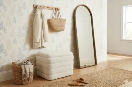 pufa-tapicerowana-boucle-kremowa-biala-bez-duza-43x37x33cm-otwierana-loft