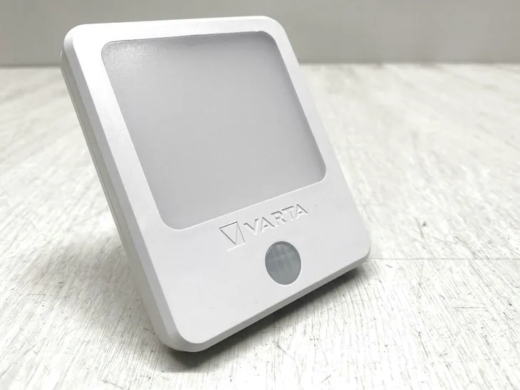 inteligentna-lampka-nocna-led-varta-motion-sensor-light-wysokosc-19-5-cm