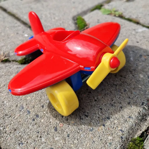 kid-cars-samolot-wiek-dziecka-12-m