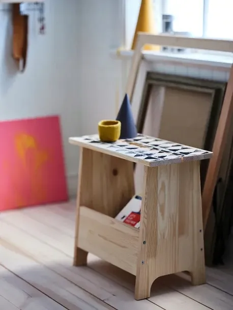 ikea-perjohan-stolek-ze-schowkiem-sosna-obciazenie-maksymalne-110-kg