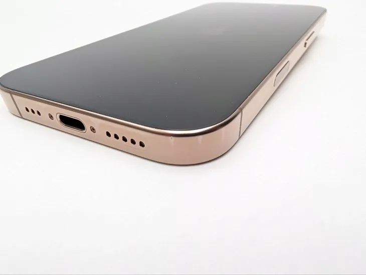 apple-iphone-16-pro-128gb-tytan-pustynny-material-metal-szklo