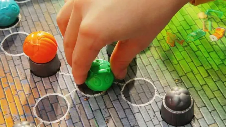 gra-planszowa-la-cucaracha-loop-ravensburger-projektant-edukacyjne-gry-dla-dzieci-rodzinne-gra-przygodowa-dla-dzieci-tanie-gry-planszowe-dla-dzieci-familijne-gry-dla-dziecka-fajne-gry-planszowe-logiczne