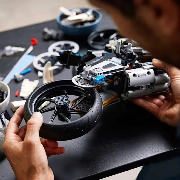 lego-technic-bmw-m-1000-rr-42130-minimalny-wiek-dziecka-0