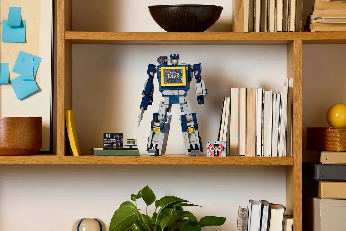 lego-icons-10358-transformers-soundwave