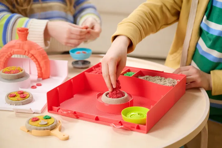 piasek-kinetyczny-squishpizza-spin-master-wiek-dziecka-5-lat