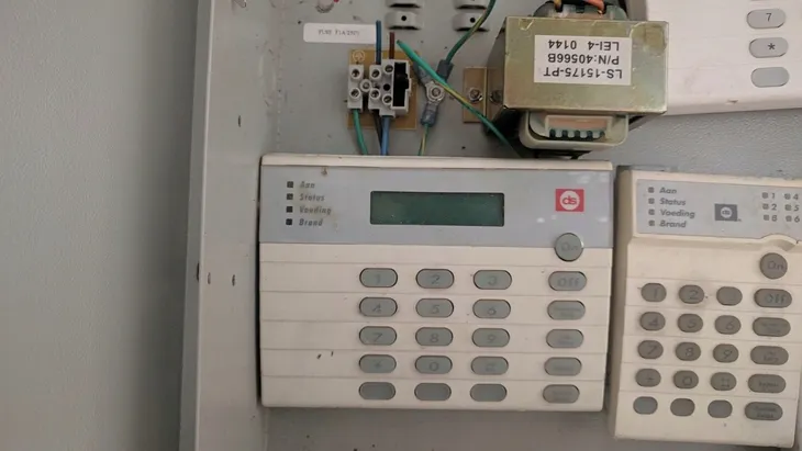 przycisk-napadowy-isc-pb1-100-bosch-typ-alarmu-przewodowy-zawiera-baterie-nie