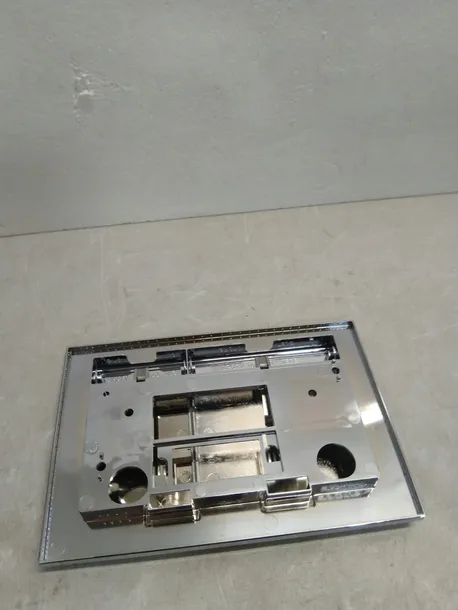 przycisk-splukujacy-do-wc-tece-base-srebrny-linia-base-rodzaj-do-wc