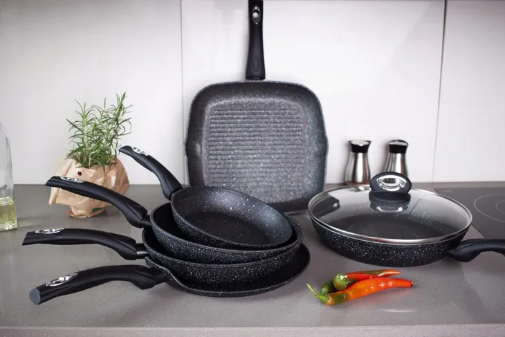 patelnia-do-smazenia-wok-na-indukcje-gaz-28-cm-do-zmywarki-08867-typ-powloki-non-stick-nieprzywierajaca