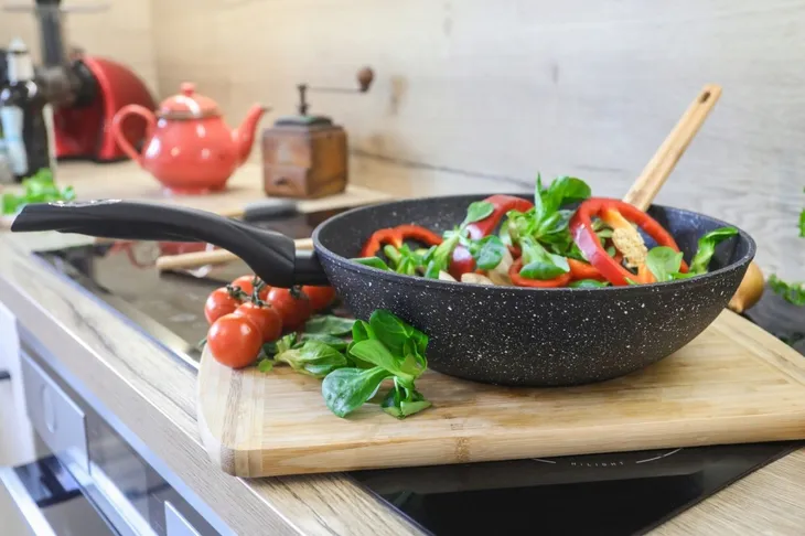 patelnia-do-smazenia-wok-na-indukcje-gaz-28-cm-do-zmywarki-08867-waga-z-opakowaniem-0-15-kg
