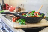 patelnia-do-smazenia-wok-na-indukcje-gaz-28-cm-do-zmywarki-08867-waga-z-opakowaniem-0-15-kg