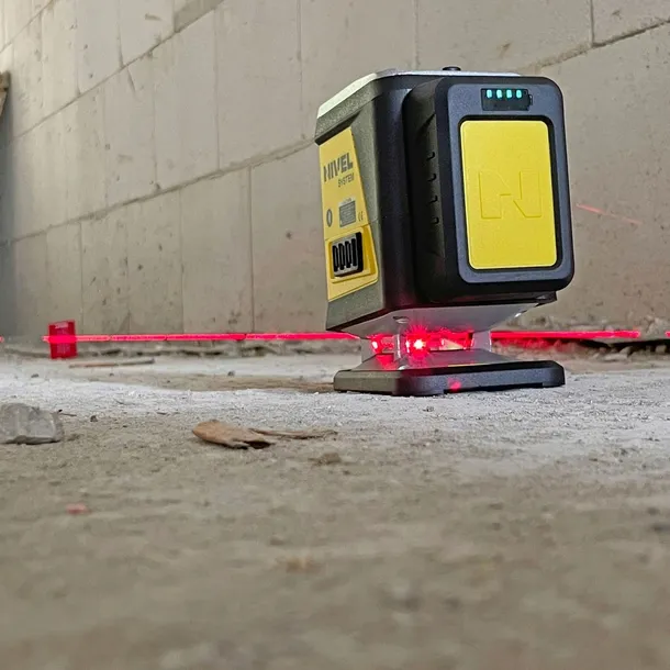 nivel-system-laser-krzyzowy-3d-czerwony-bluetooth-akcesoria-walizka-cl3r-dlugosc-15-cm