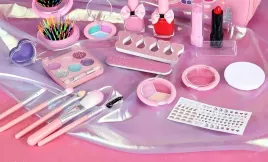 zestaw-do-makijazu-rozowy-kuferek-20-elementow-dla-dziewczynki-3-lata