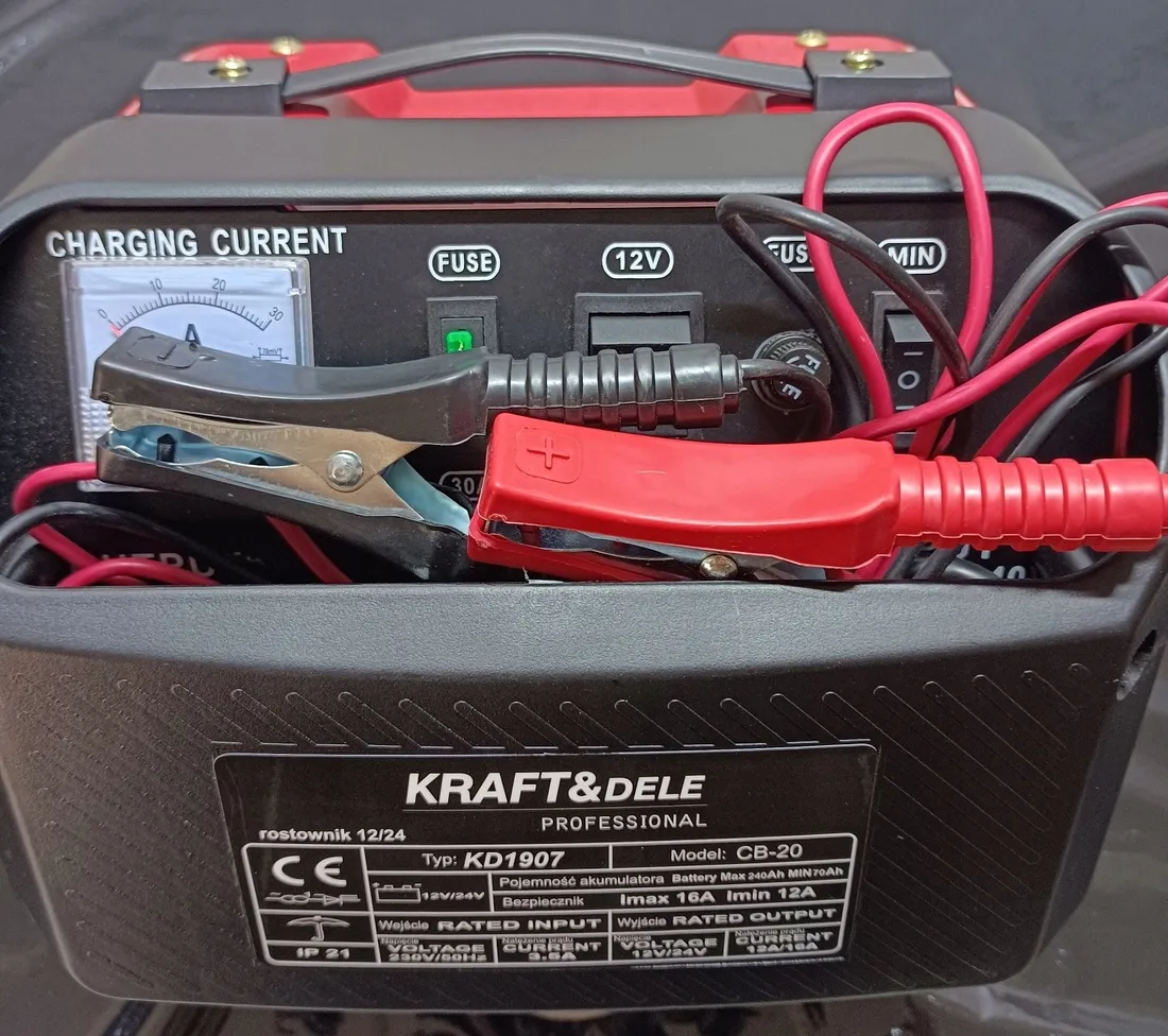 kraftanddele-prostownik-samochodowy-do-akumulatorow-12v-24v-20a-200ah-kd1907-model-kd1907