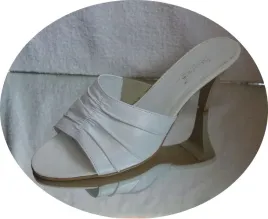 skorzane-klapki-obcas-bialy-tegosc-h-45