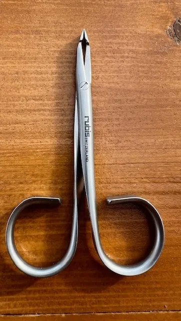 rubis-peseta-scissors-twist