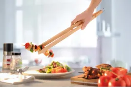 gefu-drewniane-szczypce-do-grilla-natura