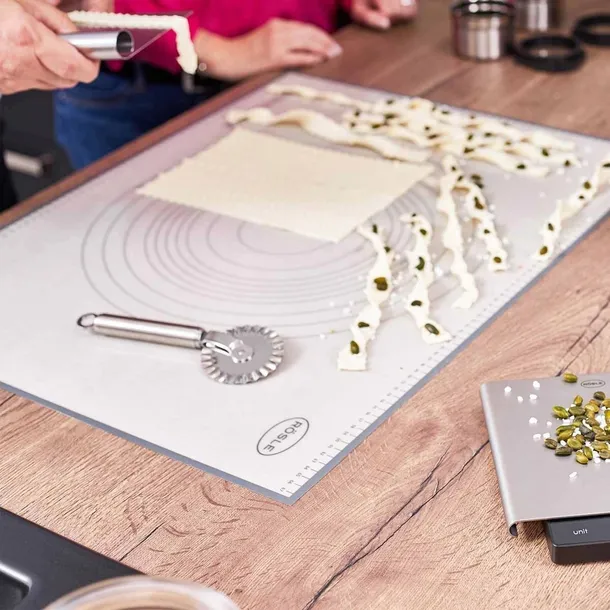 roesle-mata-silikonowa-68x53cm-stolnica-z-podzialka-dlugosc-68-cm