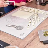 roesle-mata-silikonowa-68x53cm-stolnica-z-podzialka-dlugosc-68-cm