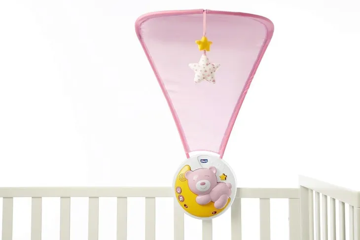 chicco-first-dreams-panel-z-projektorem-na-lozeczko-rozowa-98281-zasilanie-bateryjne