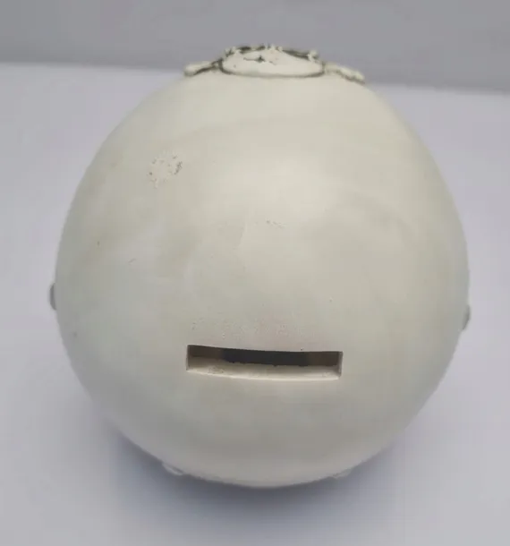 skarbonka-czaszka-w-bialym-kasku-motocyklowym-w-okularach-14-cm-x-14-cm-waga-z-opakowaniem-0-35-kg