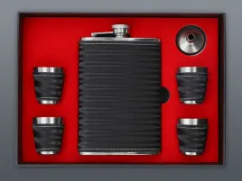 zestaw-prezentowy-piersiowka-270-ml-4-kieliszki-lejek-dla-faceta-4123