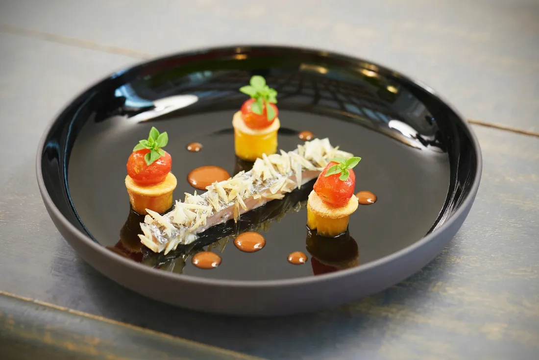 revol-solid-talerz-czarny-27-cm-porcelain-france-kolor-czarny