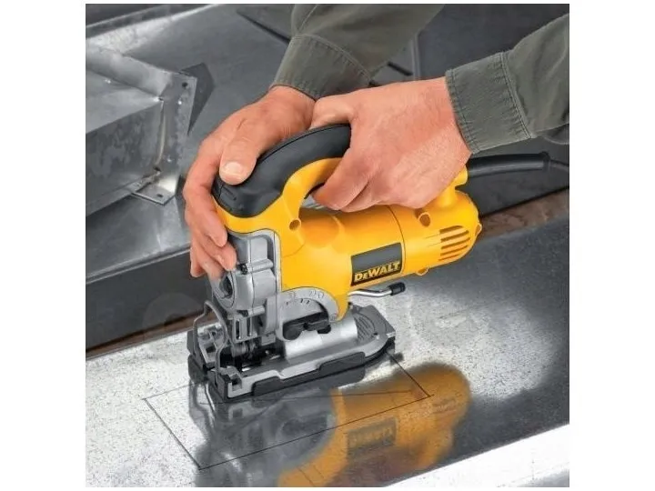 wyrzynarka-dewalt-dw331k-701-w-glebokosc-ciecia-w-aluminium-10-mm