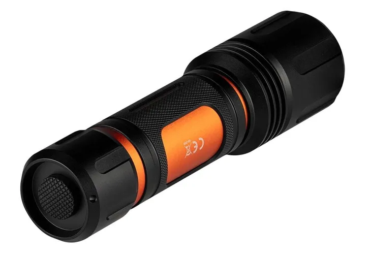 neo-tools-aluminiowa-latarka-bateryjna-1500lm-cree-led-20w-zom-ipx4-99-036-zasilanie-baterie
