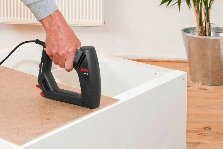 zszywacz-elektryczny-8200-skil-1500-zszywek-walizka-szerokosc-zszywek-11-mm