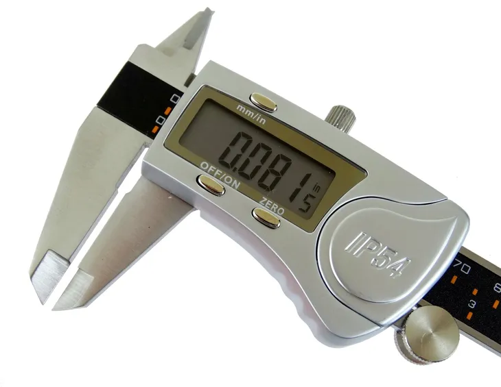 suwmiarka-elektroniczna-cyfrowa-z-wyswietlaczem-w-etui-ip54-ce-001mm-150mm-maksymalny-zakres-pomiaru-150-mm-dokladnosc-pomiaru-0-01-mm