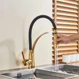 bateria-kuchenna-zlota-z-wyciagana-wylewka-ika-typ-jednouchwytowa