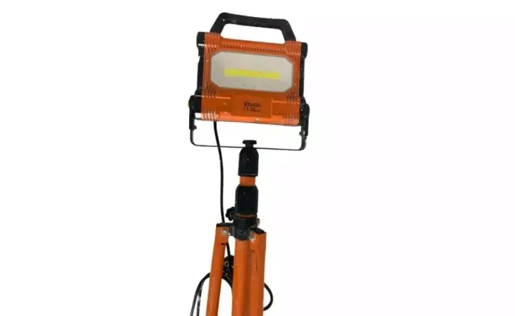 lampa-halogen-reflektor-naswietlacz-30w-cob-led-3000-lm-ip54-2-x-230v-2xusb-marka-richmann