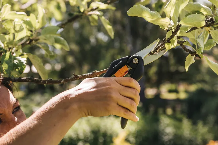 nozyce-reczne-fiskars-208-cm-waga-narzedzia-0-2-kg
