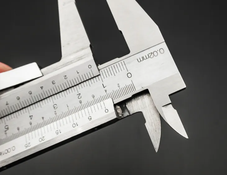 suwmiarka-noniuszowa-z-mechanizmem-auto-lock-precyzyjna-inox-150-mm-002-mm-rodzaj-analogowa