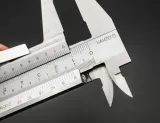 suwmiarka-noniuszowa-z-mechanizmem-auto-lock-precyzyjna-inox-150-mm-002-mm-rodzaj-analogowa