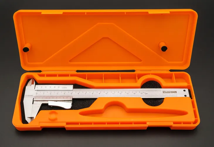 suwmiarka-noniuszowa-z-mechanizmem-auto-lock-precyzyjna-inox-150-mm-002-mm-dokladnosc-pomiaru-0-02-mm
