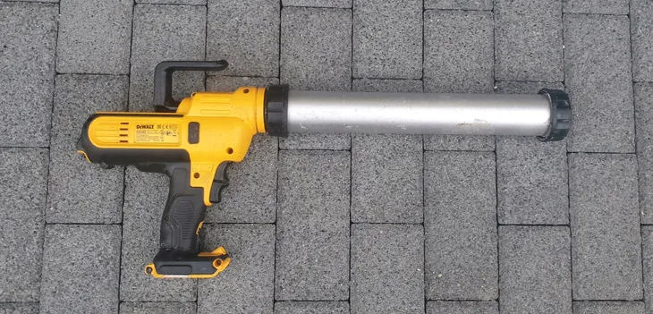 pistolet-do-silikonu-dewalt-600-zasilanie-akumulatorowe