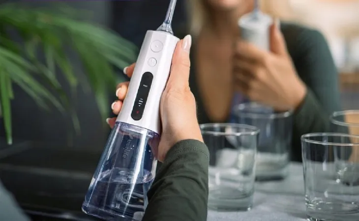 irygator-truelife-aquafloss-compact-l100-ipx7-300ml-6-koncowek-waga-z-opakowaniem-0-4-kg-model-aquafloss-compact-l100